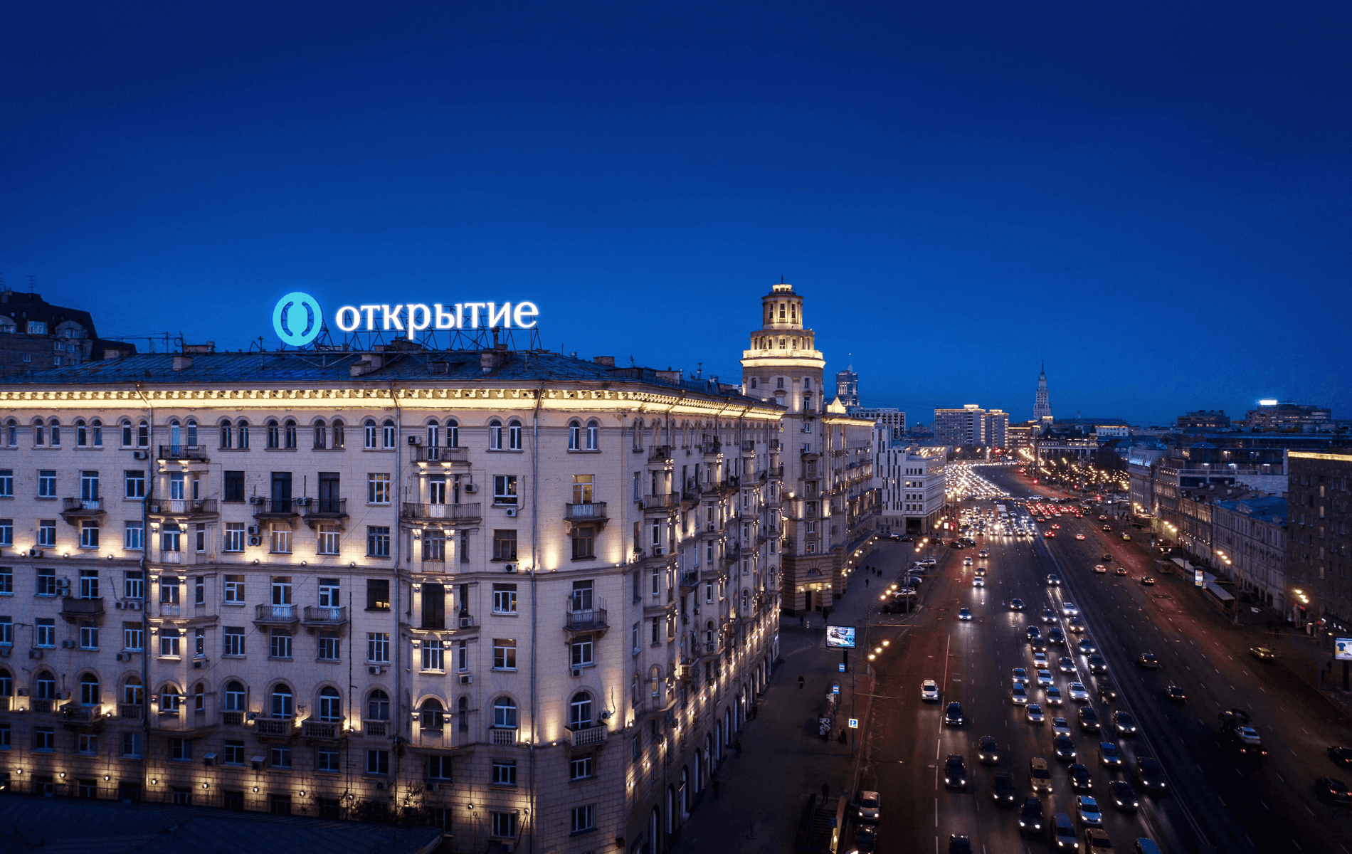 Историческая крышная установка рекламы банка «Открытие» на Сухаревской